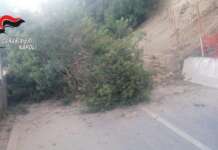 Frana a Bacoli, travolti pali elettricità ma nessun ferito