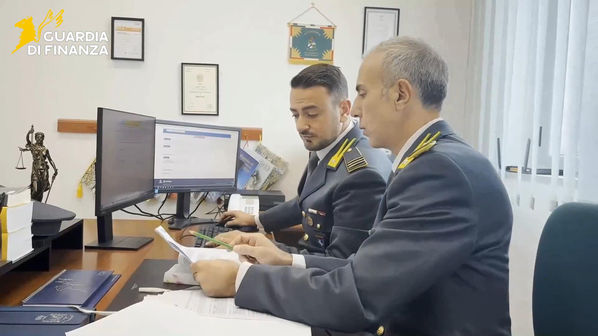 telefonini in nero da pagare in contanti scoperta maxi frode a napoli sequestrato anche uno yacht