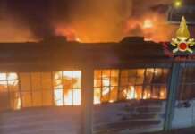 FOTO/ Incendio in un capannone industriale: intervento massivo dei Vigili del Fuoco