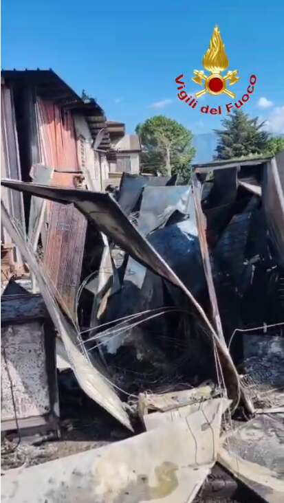 Capannone in fiamme nel Salernitano: Vigili del fuoco al lavoro