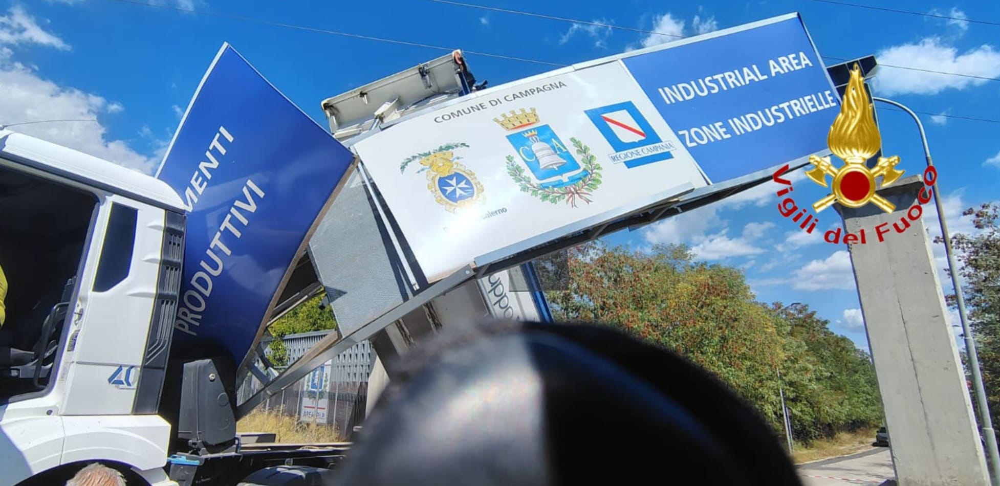 incidente nel salernitano camion abbatte la segnaletica stradale