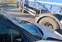 Incidente nel Telesino: auto centra in pieno un camion