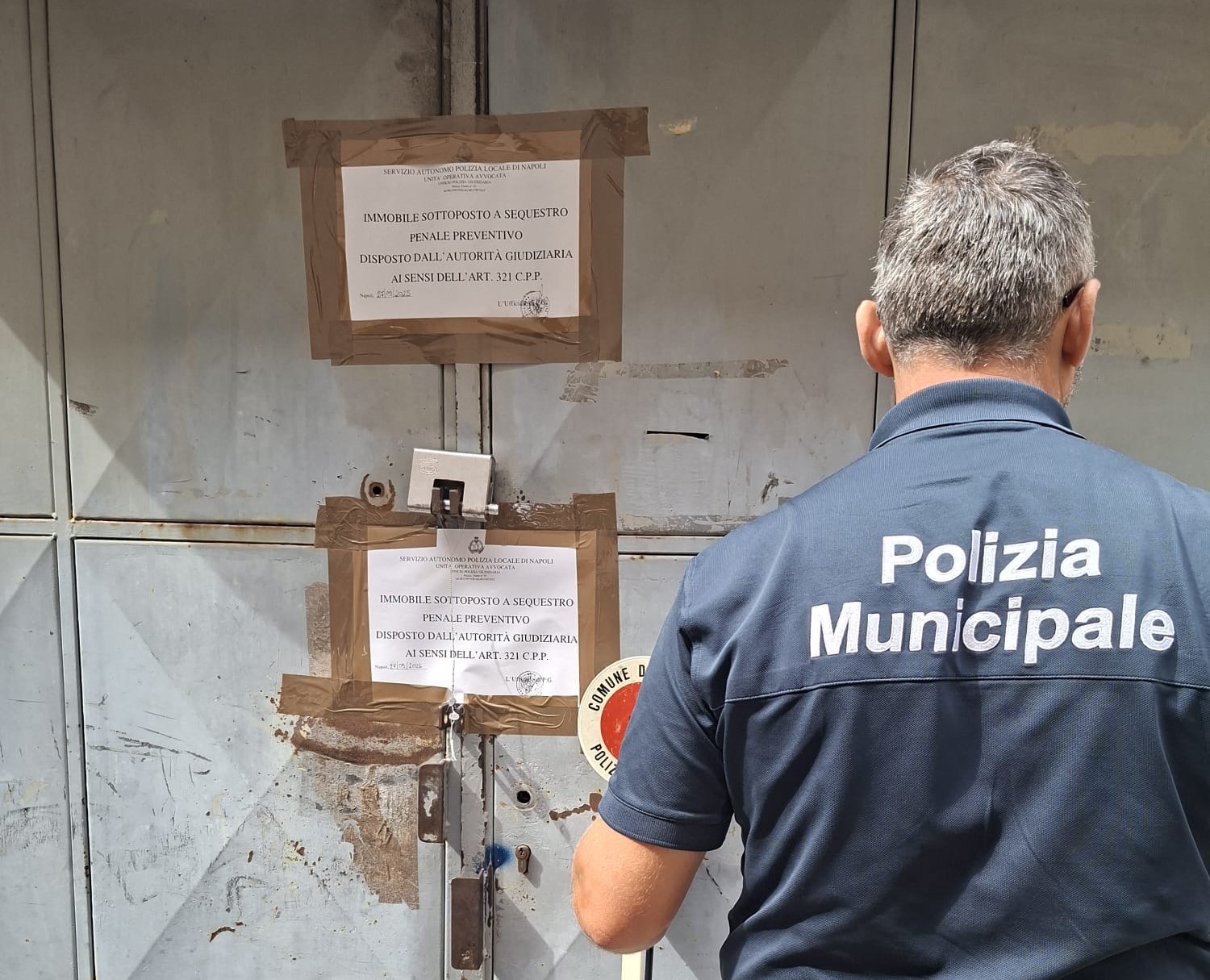 FOTO/ Polizia Locale sequestra locale comunale abusivamente occupato ai Quartieri Spagnol