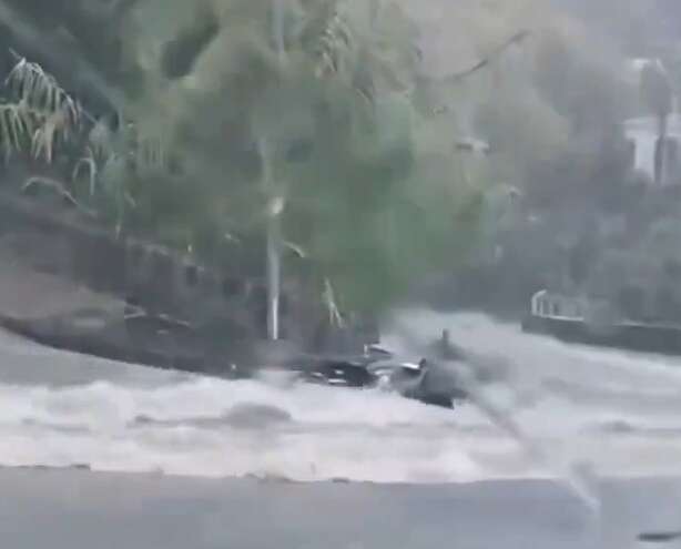 Nubifragio ad Ischia, strade allagate e auto sommerse