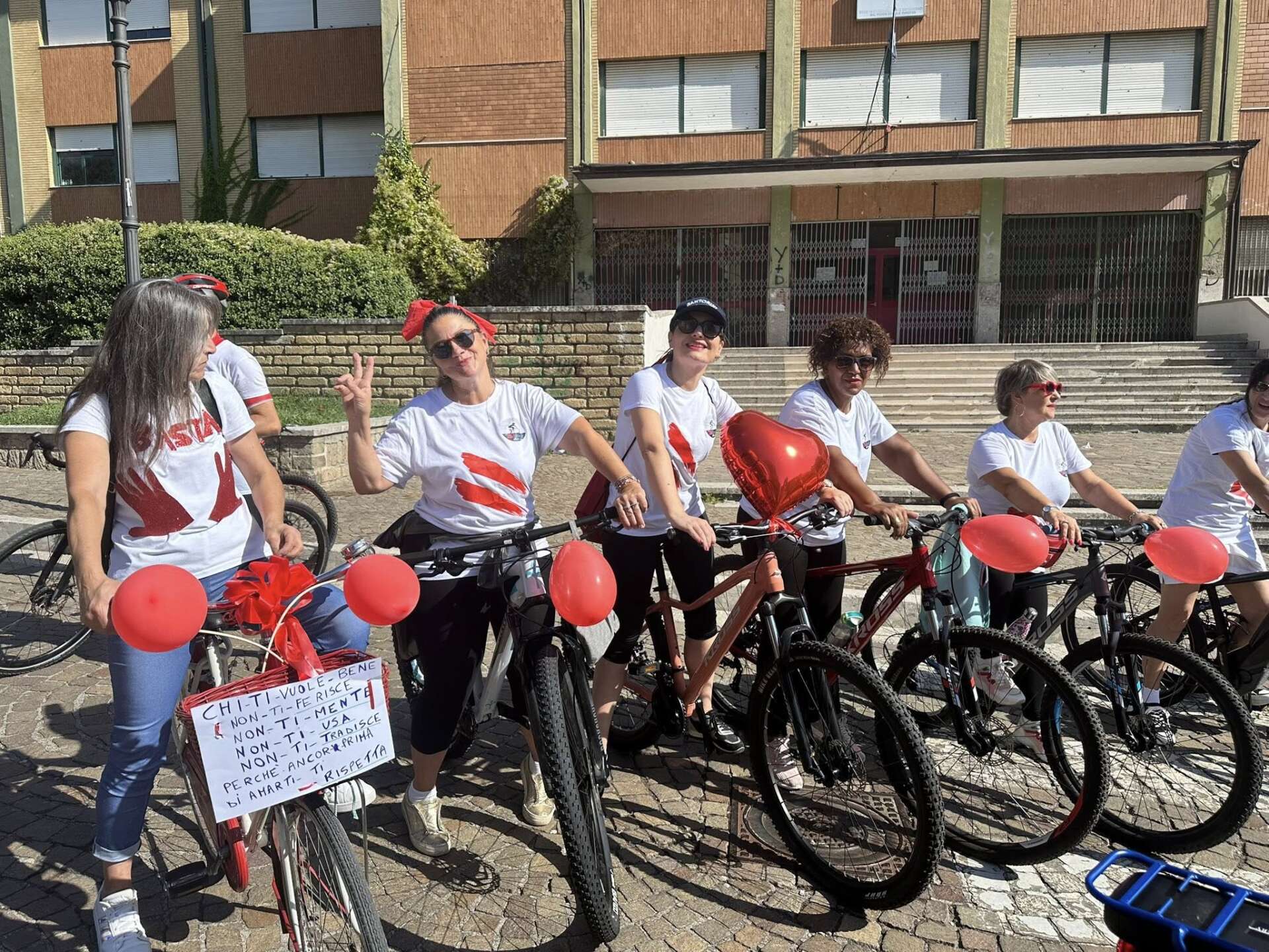 FOTO/ Una pedalata speciale per dire No alla violenza FOTO/ Una pedalata speciale per dire No alla violenza