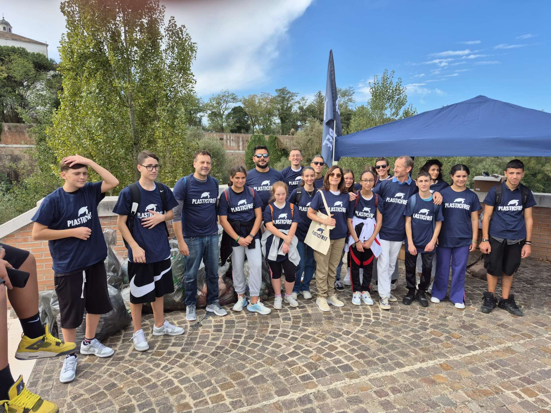 gli studenti dell8217ipsar 8216le streghe8217 in prima linea ripuliti gli argini del fiume calore
