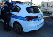 Si introduce nel loro appartamento e accoltella due vicini, arrestato