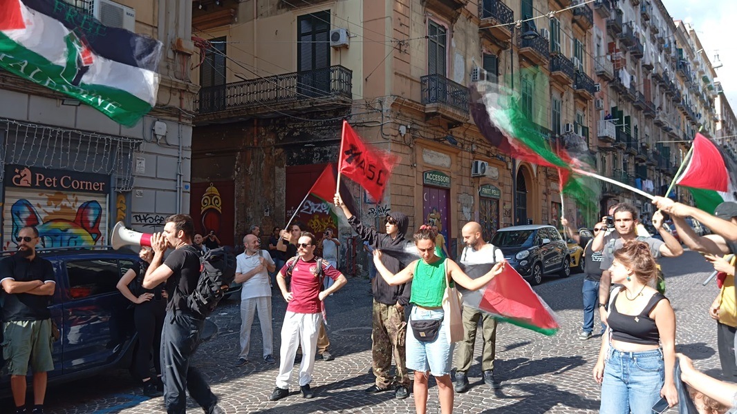 Napoli, attivisti Pro Palestina protestano nei pressi del convegno con Olmert