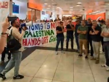 pro palestina manifestanti all8217aeroporto di napoli contro l8217arrivo di militari israeliani