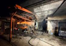 FOTO/ Incendio in un capannone: distrutte alcune auto parcheggiate all’interno