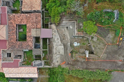 pompei emerge la panca d8217attesa antica davanti alla famosa villa dei misteri