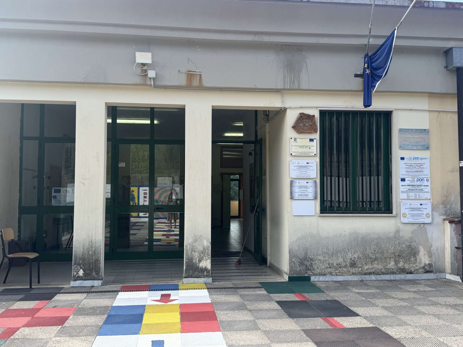 ogliara furto di pc e tablet guardia giurata mette in fuga i ladri