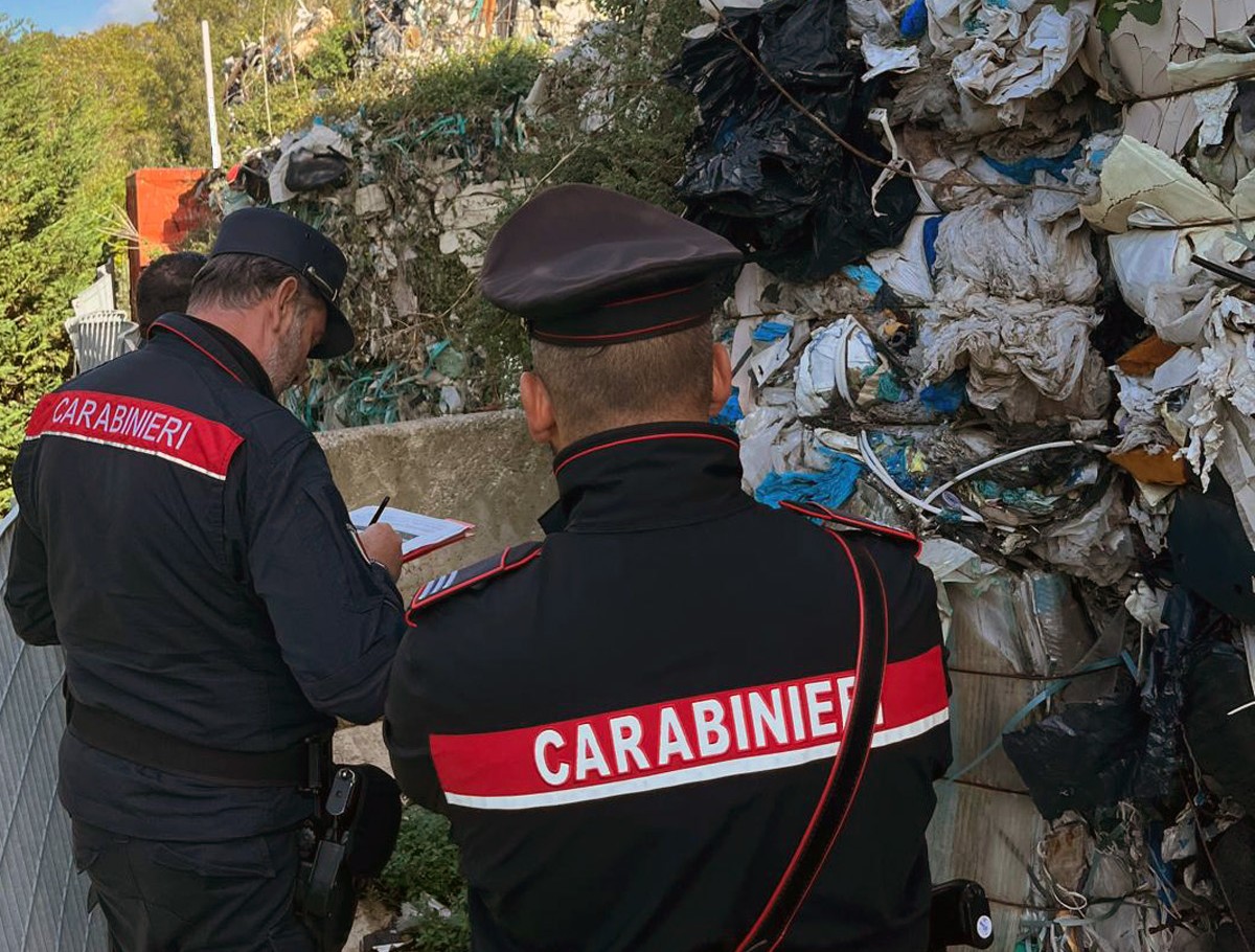 Discarica abusiva da 10mila metri cubi: scatta la denuncia Discarica abusiva da 10mila metri cubi: scatta la denuncia