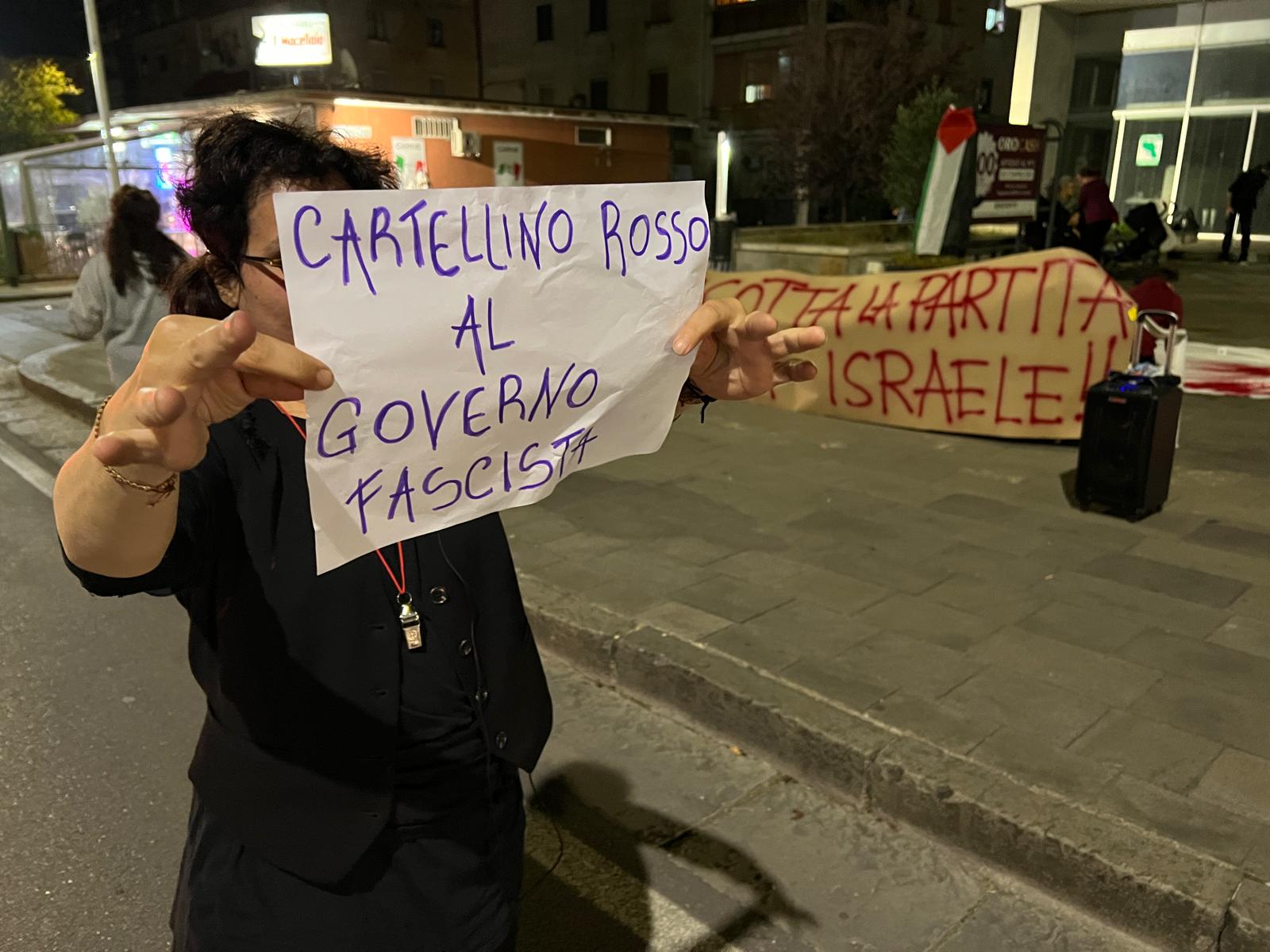 FOTO/ ’Cartellino rosso al governo fascista’: anche Benevento scende in piazza contro Italia–Israele FOTO/ ’Cartellino rosso al governo fascista’: anche Benevento scende in piazza contro Italia–Israele