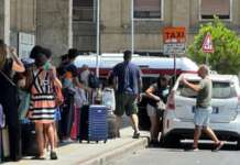 Sciopero dei taxi, lanci di uova contro gli NCC: tensione a livelli insostenibili