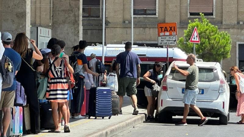 Sciopero dei taxi, lanci di uova contro gli NCC: tensione a livelli insostenibili Sciopero dei taxi, lanci di uova contro gli NCC: tensione a livelli insostenibili