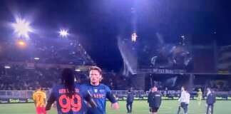 Vanja ipnotizza, Zambo fa gol: il Napoli sbanca Lecce e mantiene la vetta