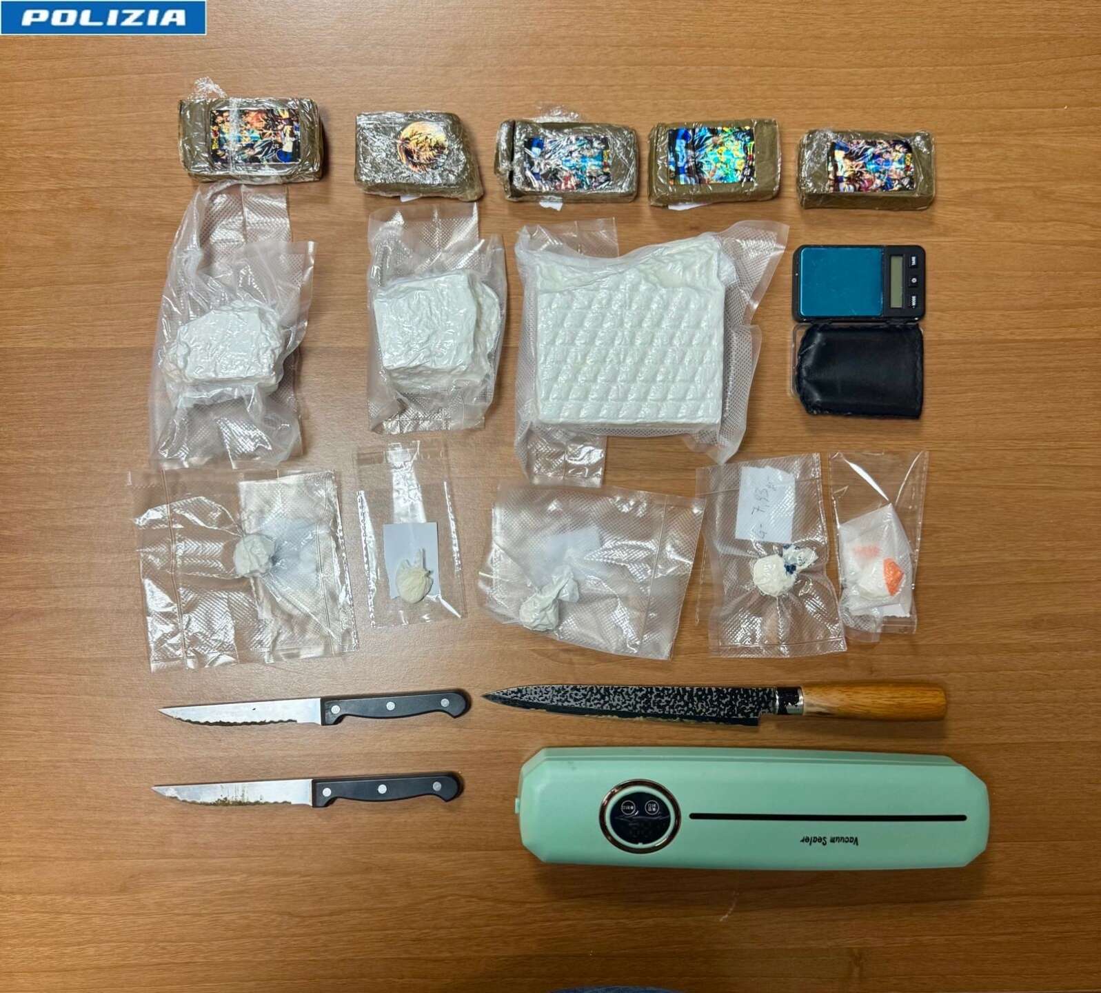 Lotta allo spaccio: giovane arrestato con cocaina e hashish in casa Lotta allo spaccio: giovane arrestato con cocaina e hashish in casa