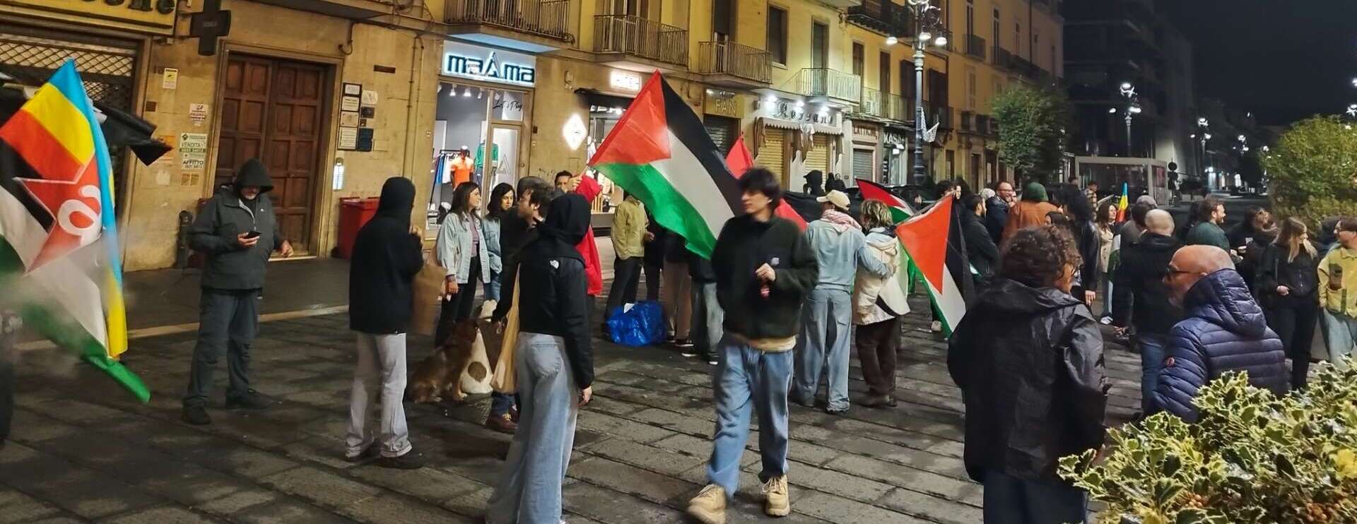 solidariet224 alla flotilla presidio davanti alla prefettura di avellino