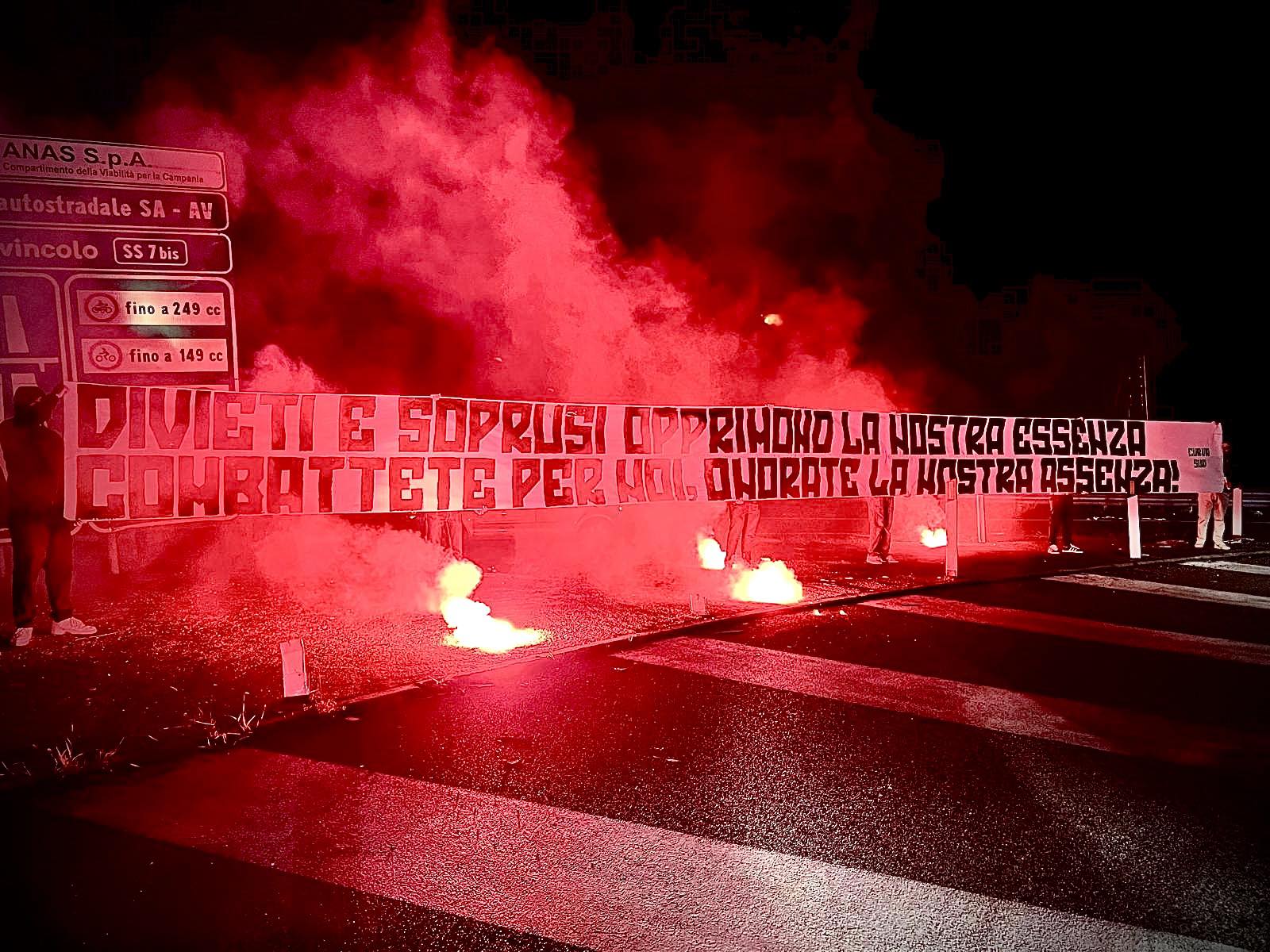 Avellino, partenza tra cori e fumogeni: il sostegno dei tifosi Avellino, partenza tra cori e fumogeni: il sostegno dei tifosi