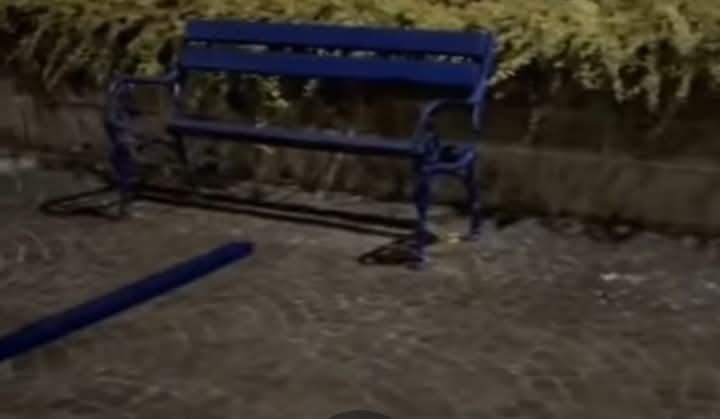 sfregiata la panchina blu per l8217autismo sdegno tra cittadini e istituzioni