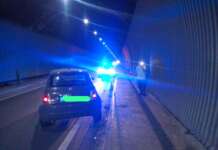 FOTO/ Giovane perde il controllo della vettura in galleria: trasportata in ospedale