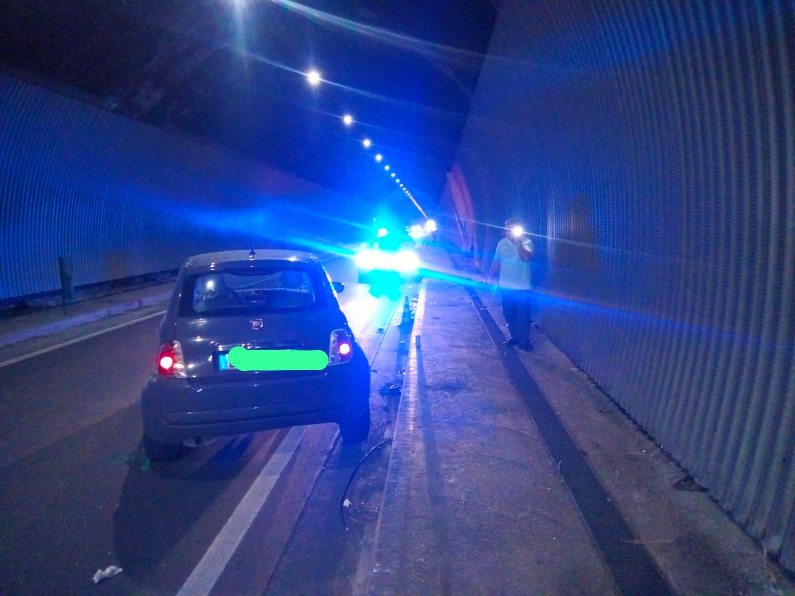 foto giovane perde il controllo della vettura in galleria trasportata in ospedale