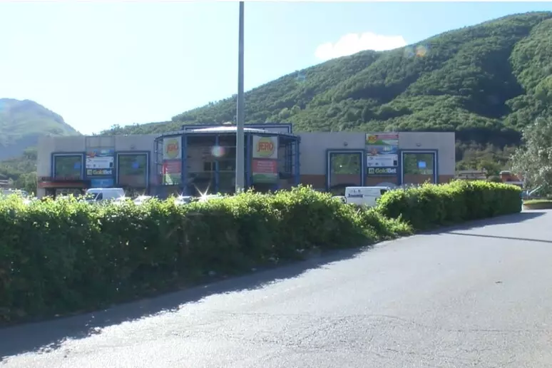 Banda del flex in azione: squarciata cassaforte di supermarket