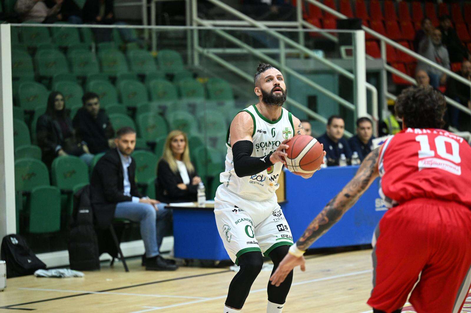 Scanzi regala la vittoria alla Scandone: Angri battuta al fotofinish (73 72) Scanzi regala la vittoria alla Scandone: Angri battuta al fotofinish (73 72)