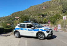 VIDEO/ Camerota, resta chiusa strada del Mingardo: rocciatori al lavoro polizia municipale