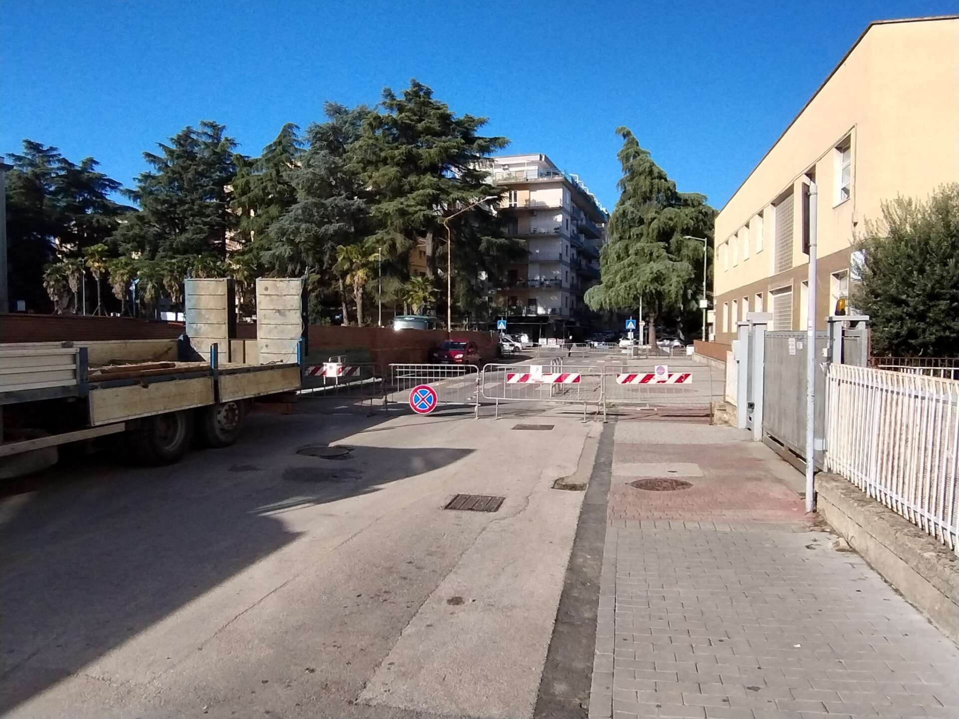 Scuola “Nicola Sala”, iniziate le operazioni preliminari all’abbattimento: nuova viabilità in zona