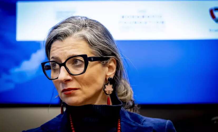 offese a napoli e ai napoletani manfredi revochi la cittadinanza onoraria a francesca albanese