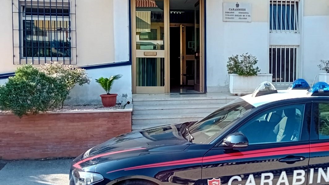 Deteneva cartucce e pugnale senza autorizzazione: scatta la denuncia