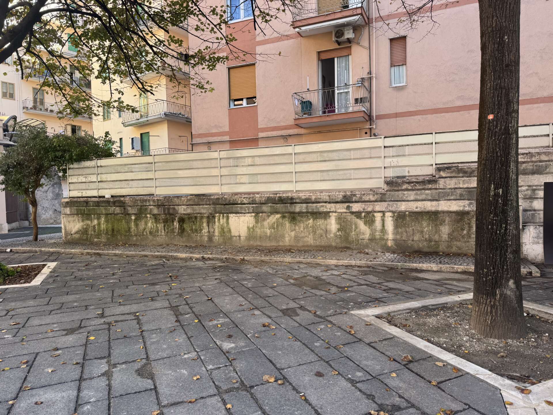 Salerno, Rione Carmine: via tutte le panchine dalla piazza Salerno, Rione Carmine: via tutte le panchine dalla piazza