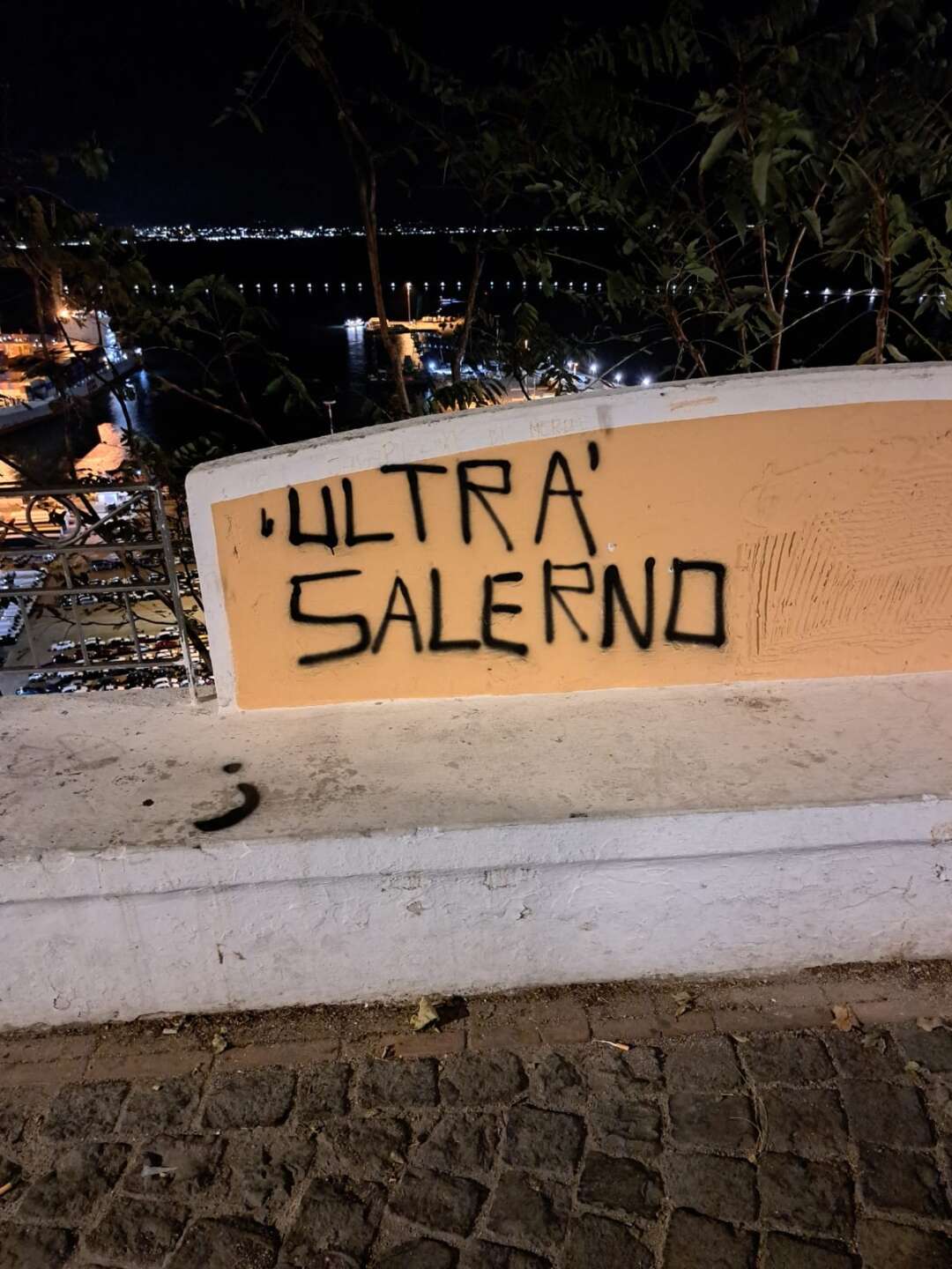 Muri imbrattati a Vietri sul Mare, l’opposizione “Serve sensibilizzare la comunità” Muri imbrattati a Vietri sul Mare, l’opposizione “Serve sensibilizzare la comunità”