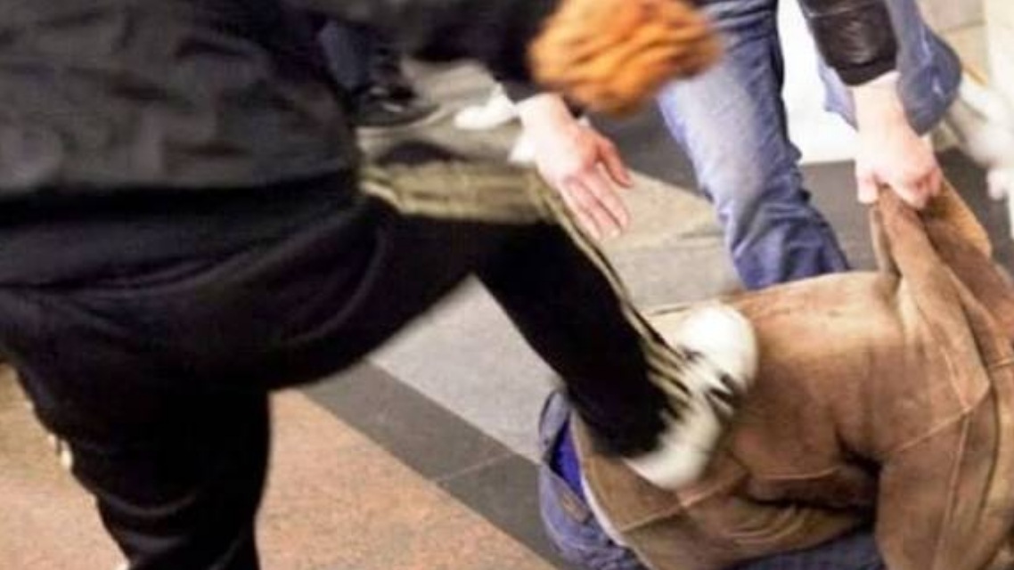 Aggredì il vicesindaco in un bar, 24enne ai domiciliari