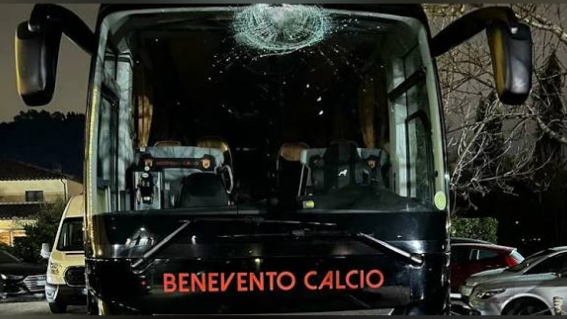 Assalto al pullman del Benevento, cinque tifosi a giudizio: ascoltati i testimoni dell’accusa