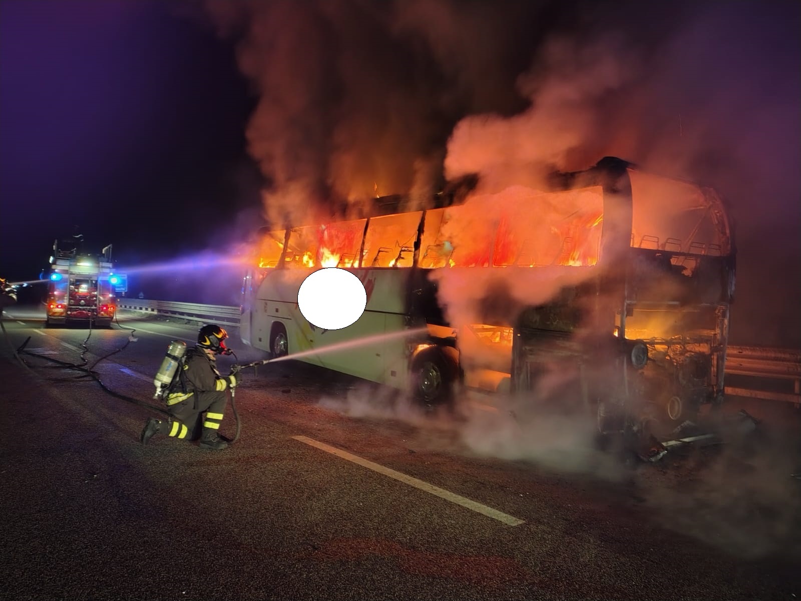 Pullman a fuoco alle porte di Benevento: tanta paura tra i passeggeri, un ferito Pullman a fuoco alle porte di Benevento: tanta paura tra i passeggeri, un ferito