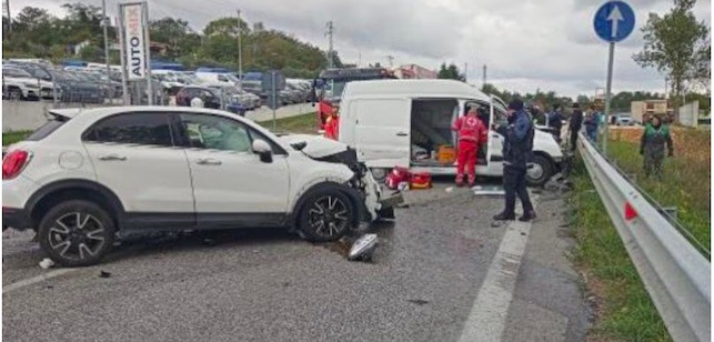 frontale mortale tra auto e tir in tangeziale due vittime una irpina