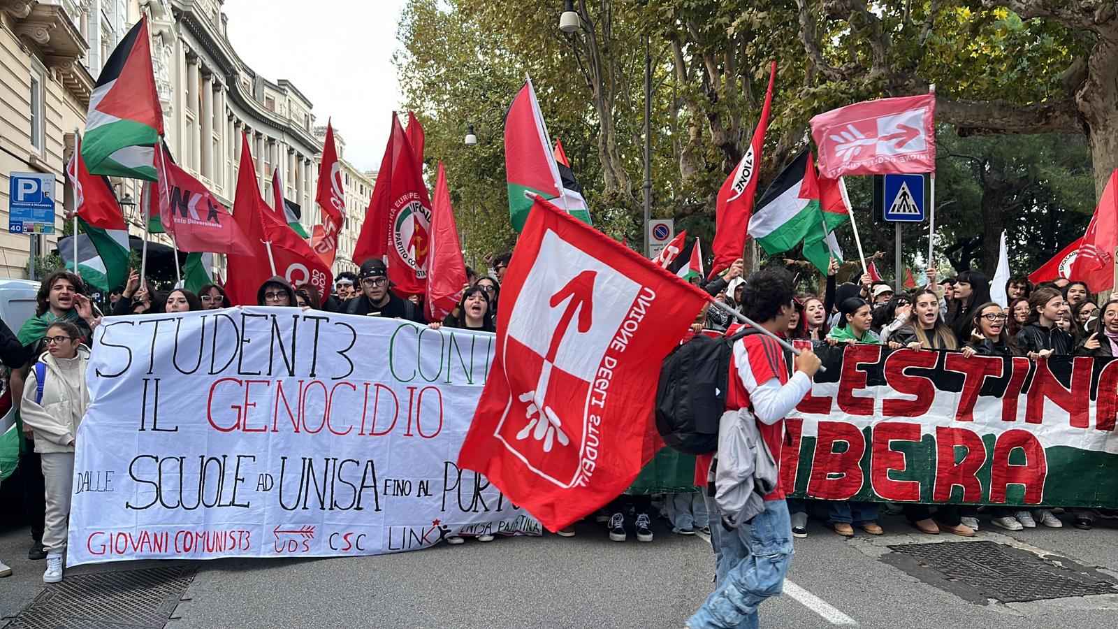 Feriti lievemente alcuni agenti nel porto di Salerno