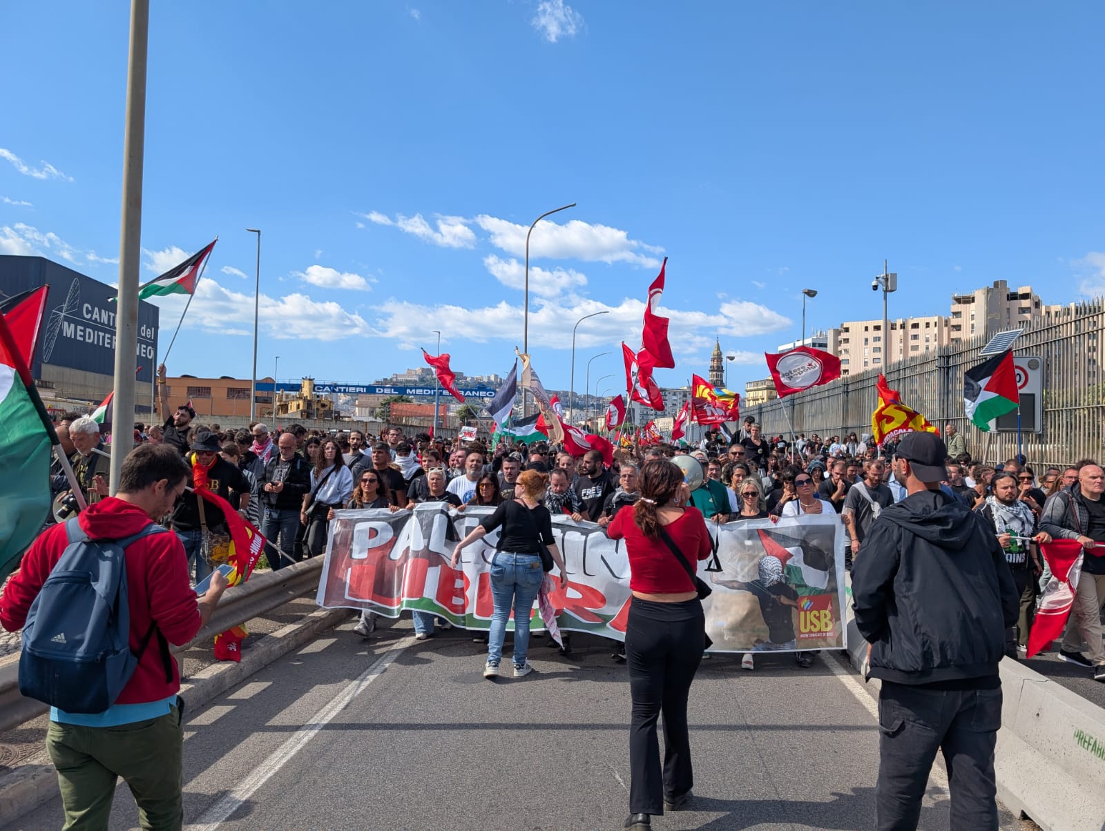 manifestanti al porto a napoli superato il blocco delle forze di polizia