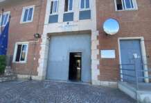 “Due infermieri per 600 detenuti e senz’acqua di notte”: la denuncia
