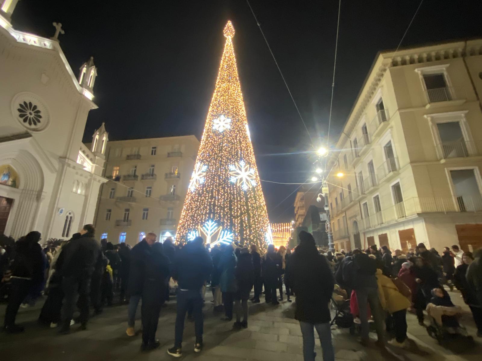 natale con luminarie ed alberi il commissario perrotta ci prova