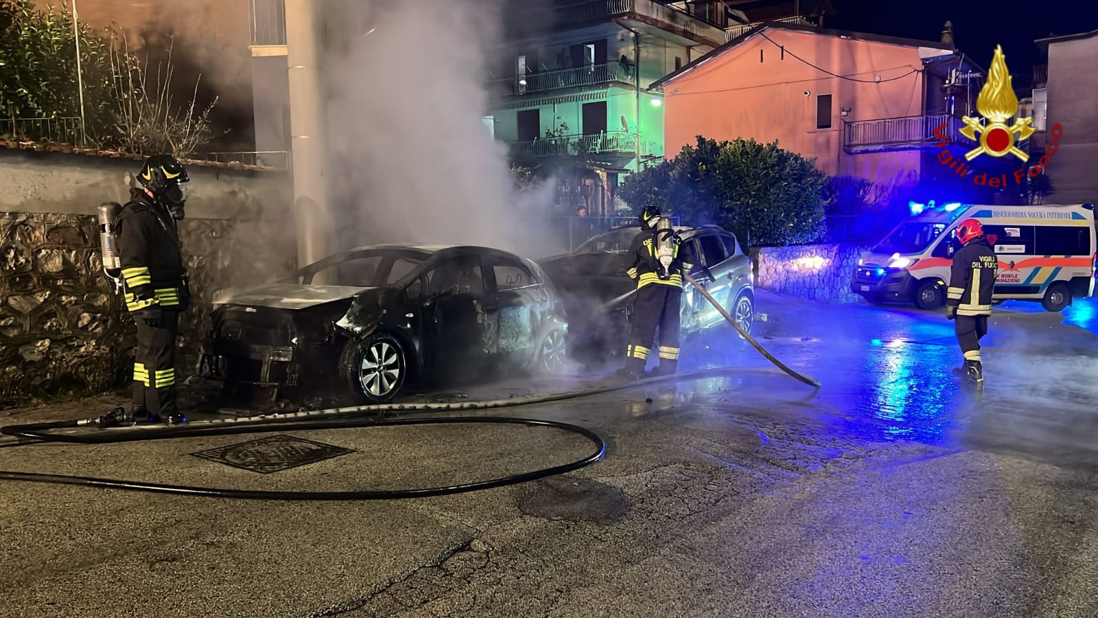 Due vetture distrutte, indagini in corso sulle cause dell’incendio