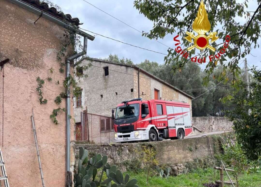 Incendio in un appartamento nel Salernitano: vigili del fuoco sul posto Incendio in un appartamento nel Salernitano: vigili del fuoco sul posto