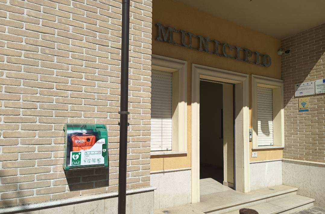installato un nuovo defibrillatore apollosa diventa comune cardioprotetto