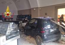 Piomba con l’auto nel ristorante: una lite con l’ex, il motivo dell’aggressione