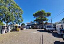 Bidoni per la differenziata stoccati in un terreno, padre e figlio denunciati dalla Polizia Locale