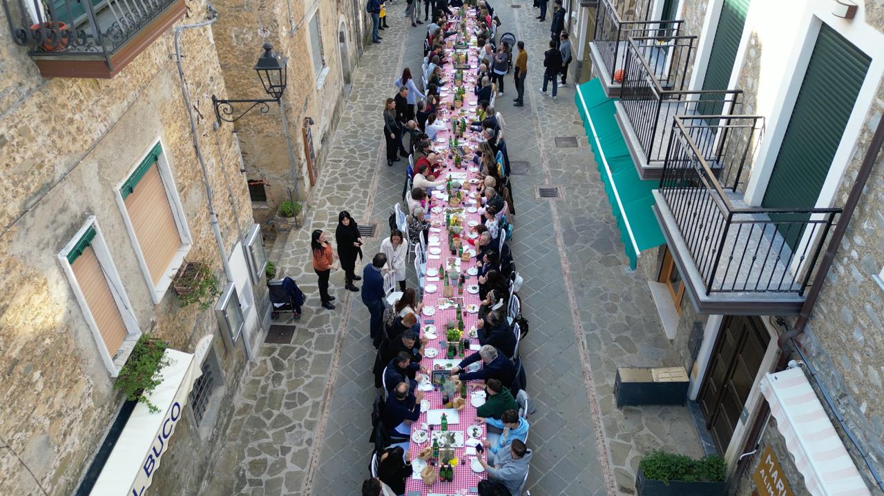 Pollica, Buon compleanno Dieta Mediterranea: dal 14 al 16 novembre tre giorni di musica, sapori e performance artistiche Pollica, Buon compleanno Dieta Mediterranea: dal 14 al 16 novembre tre giorni di musica, sapori e performance artistiche