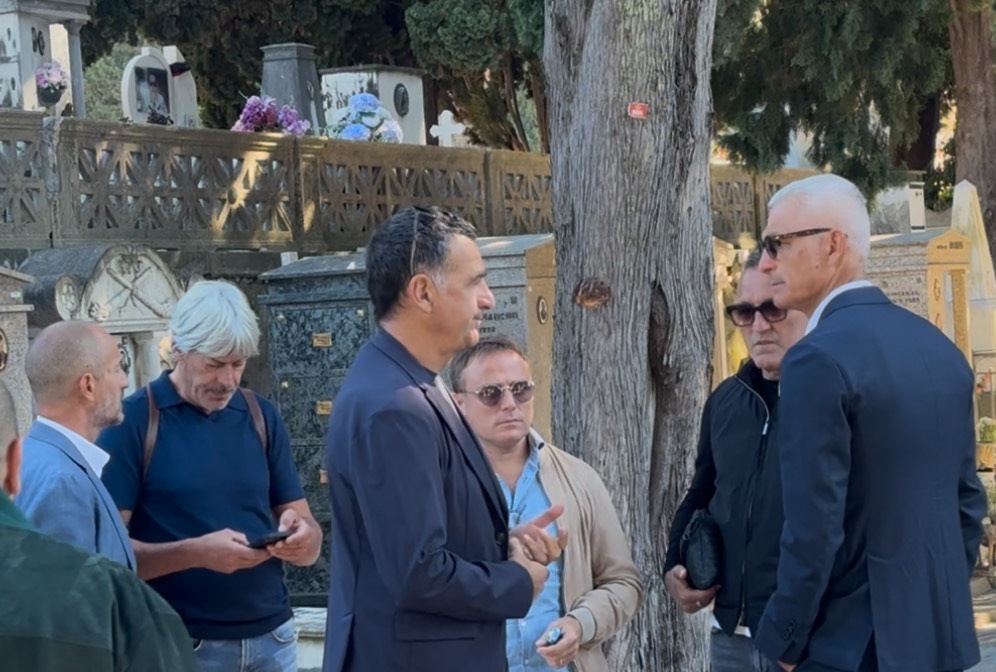 video il calcio ricorda andrea fortunato delegazione di ex calciatori della juventus al cimitero di salerno